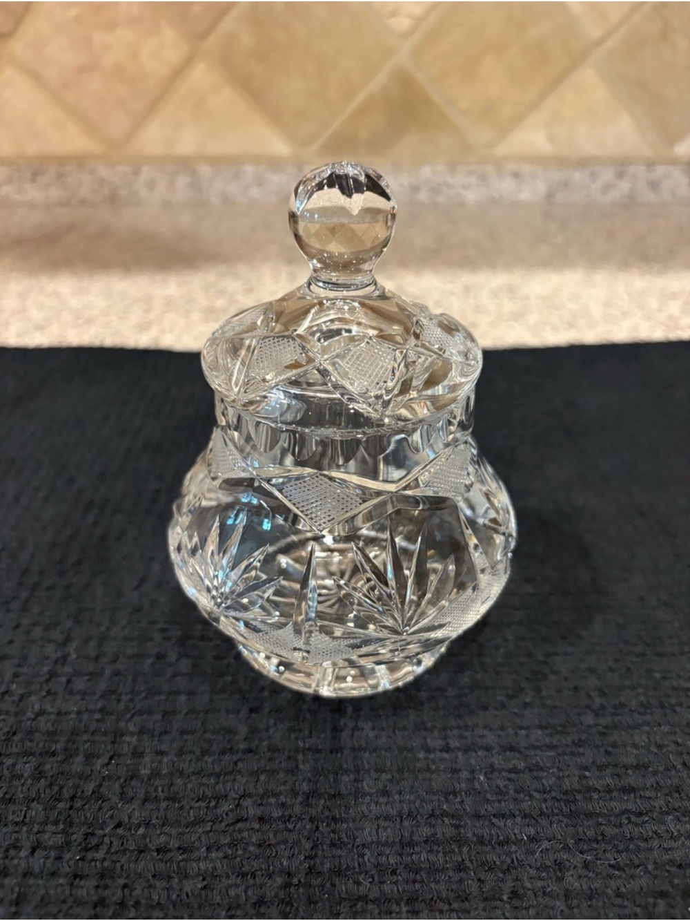VINTAGE AMERICAN BRILLIANT PINWHEEL PATTERN PERIOD CUT GLASS JAR & MATCHING LID